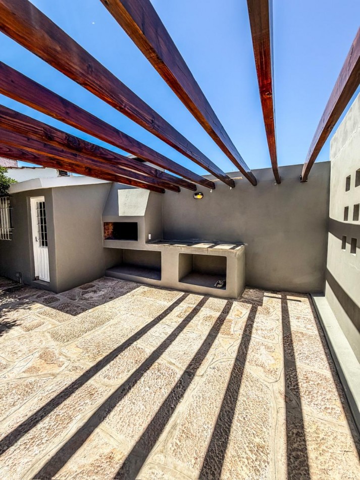 Chalet reciclado a nuevo en Villa Carlos Paz - 4 Dormitorios