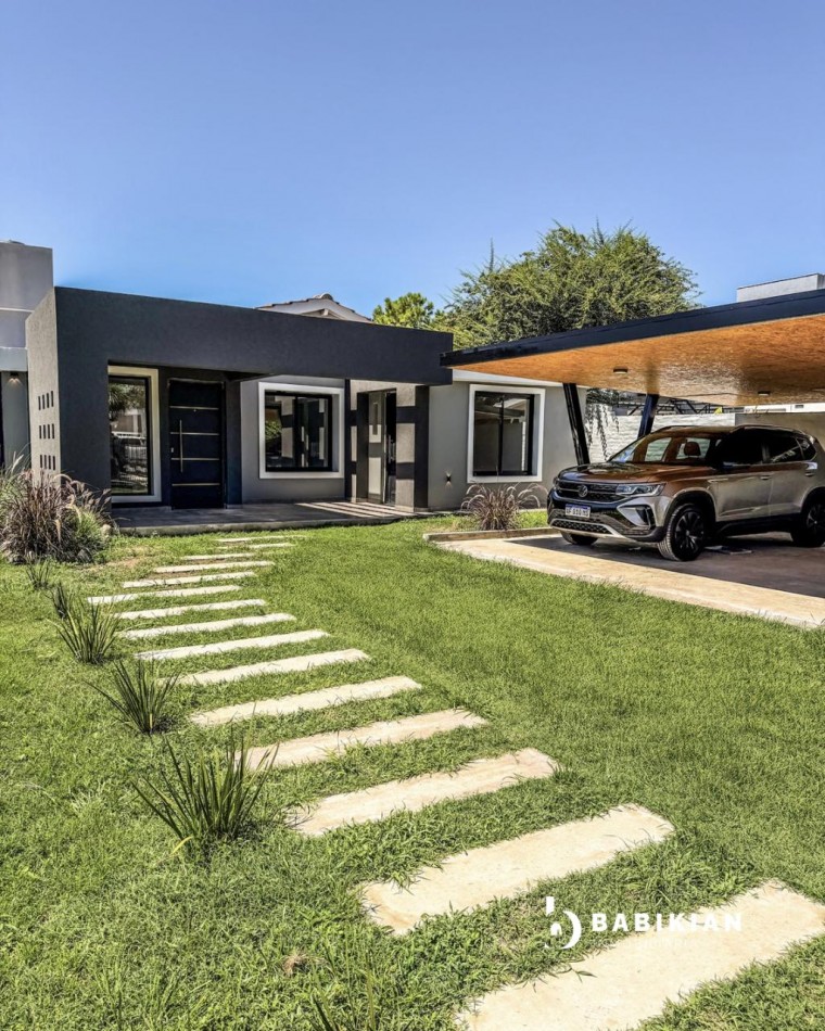 Chalet reciclado a nuevo en Villa Carlos Paz - 4 Dormitorios